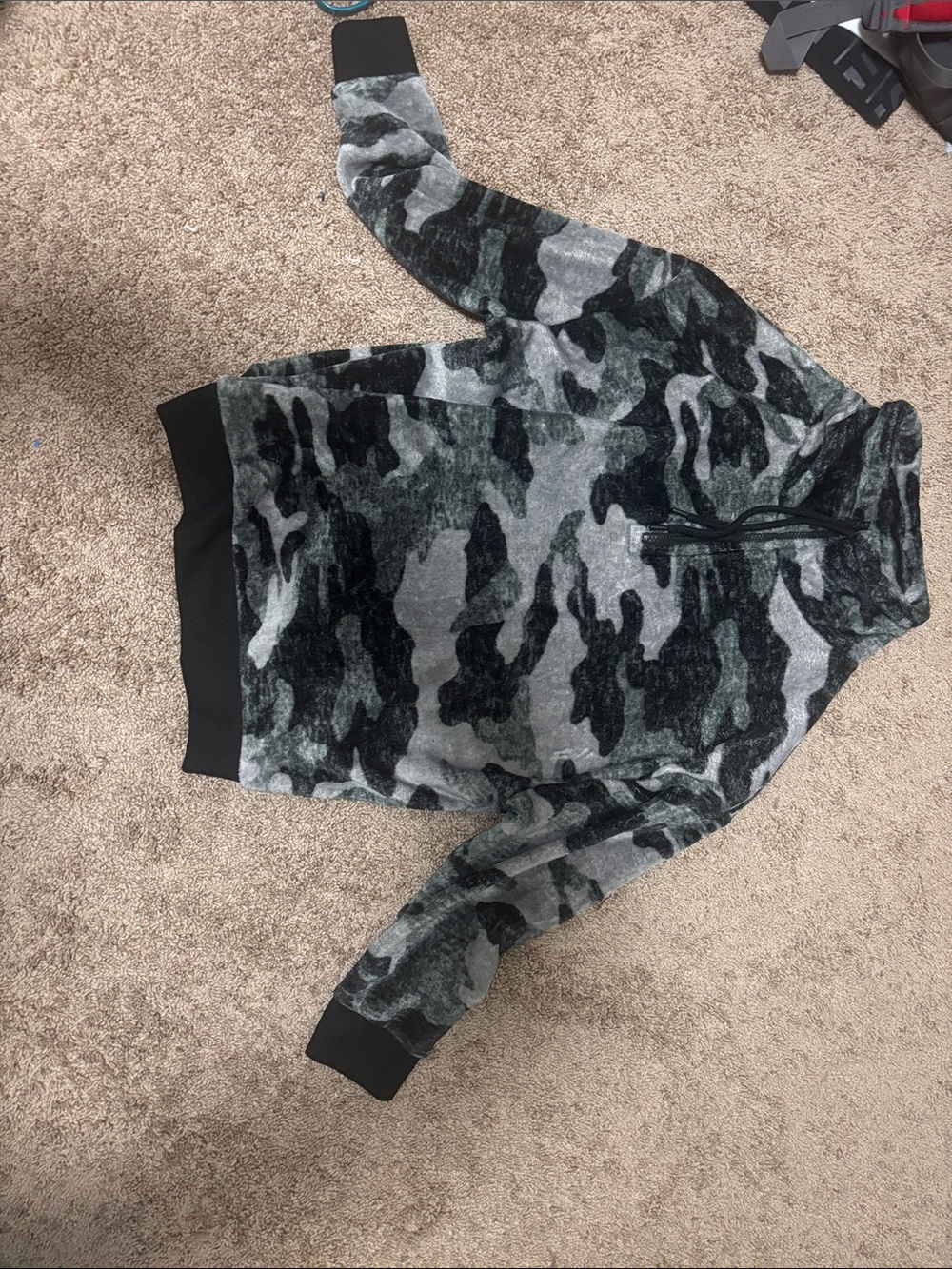 Secret Treasures Men’s Gray & Black Camo Half-Zip Sweater